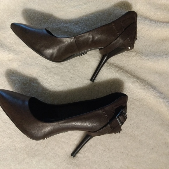 Vera Want Studded Heels - Picture 5 of 8